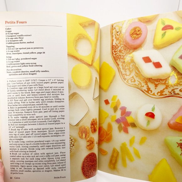 VINTAGE Delicious Baking softcover baked goods cookbook ~ 1980s recipe book - Picture 8 of 13